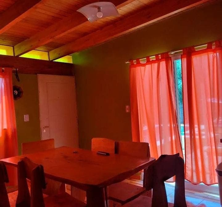 Comedor interior de la cabaña Lado Soleado