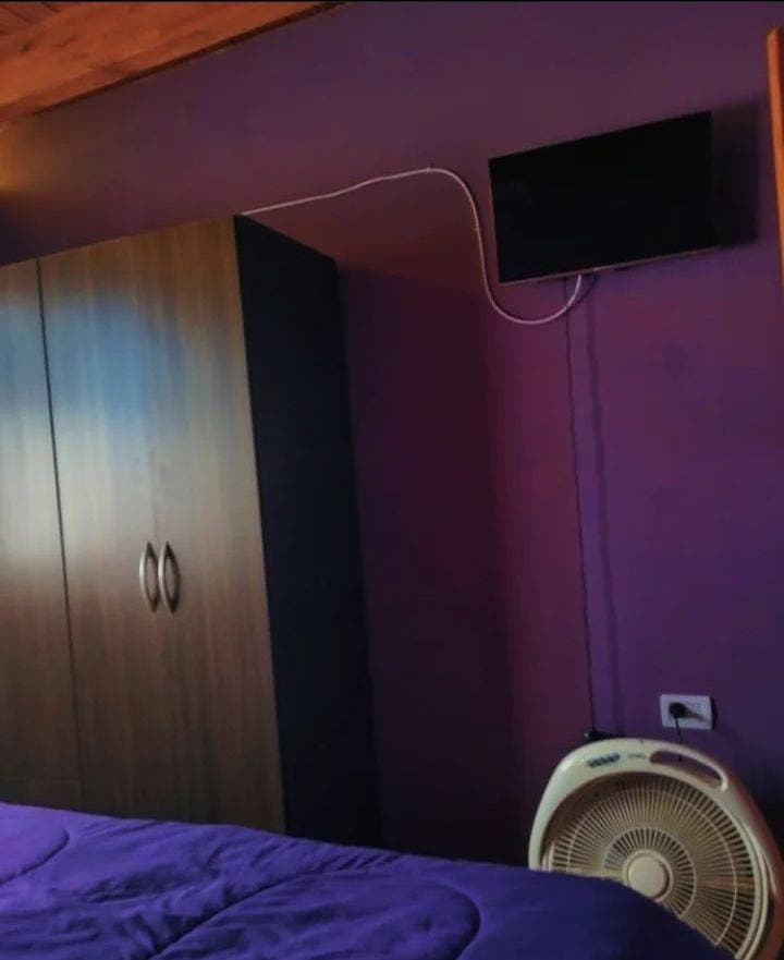 Dormitorio con placard y TV en la cabaña Lado Soleado