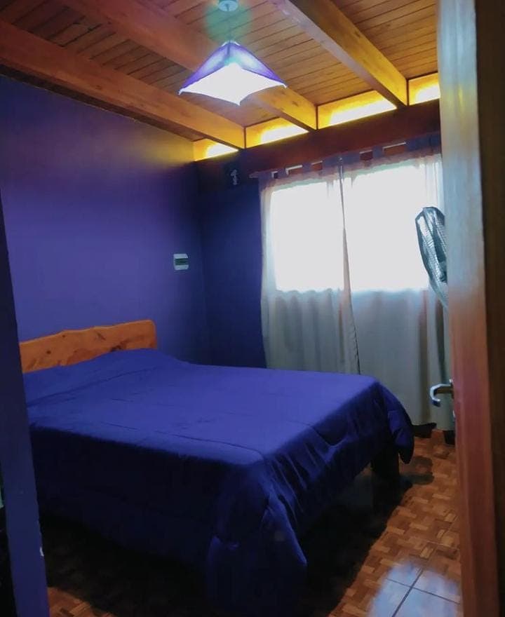 Dormitorio matrimonial de la cabaña Lado Soleado en La Falda
