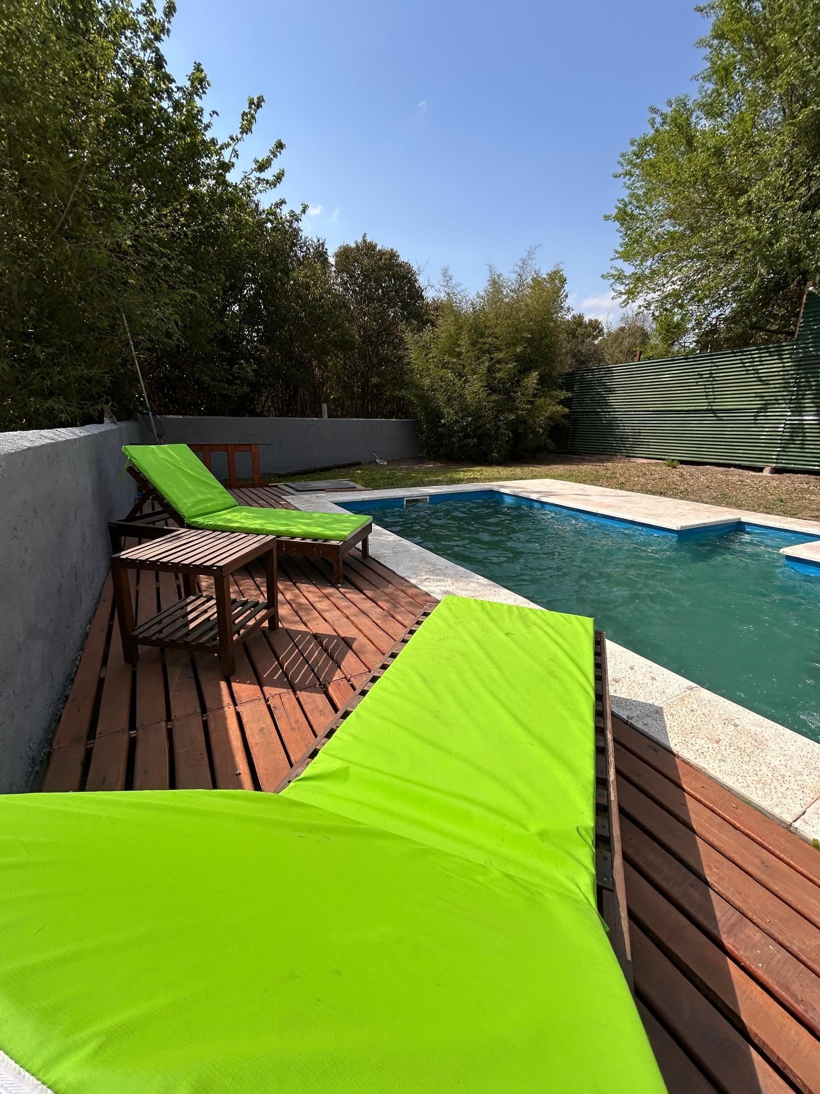 Pileta privada de la cabaña Lado Soleado con solárium en La Falda