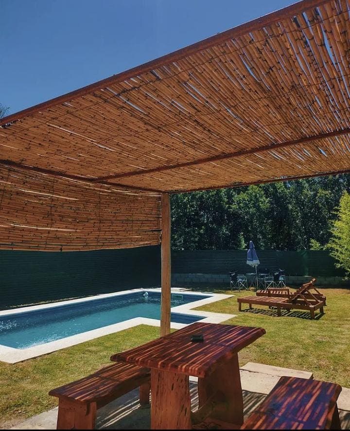 Pileta privada de la cabaña Lado Soleado en La Falda, Córdoba, con quincho y parque