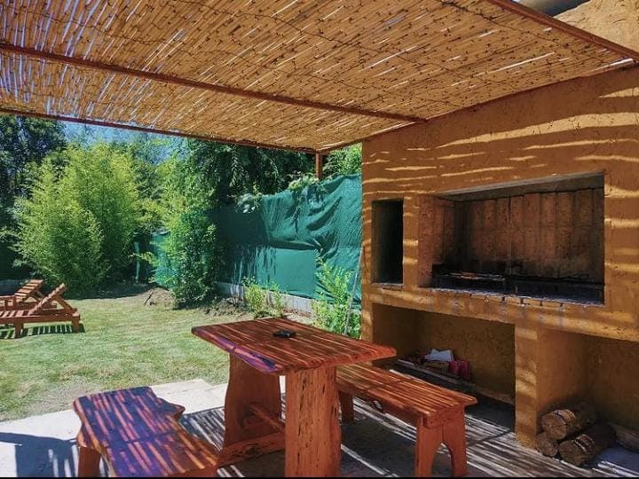 Quincho con asador y galería techada en la cabaña Lado Soleado, La Falda